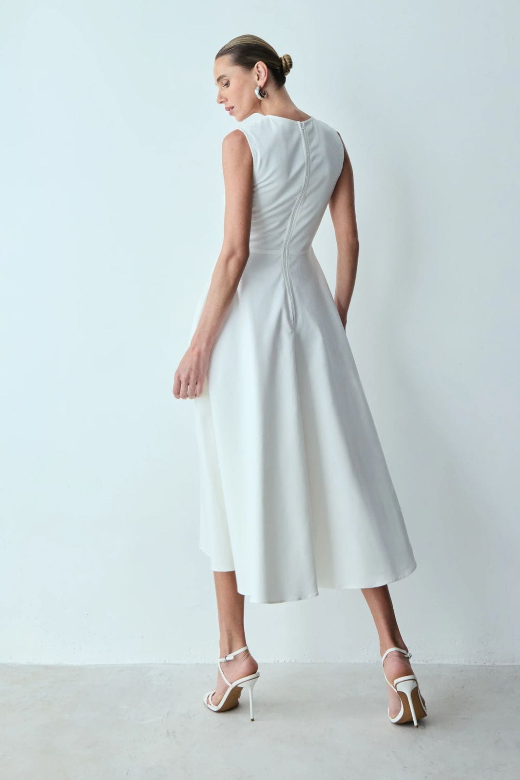 Vestido Midi Saia Godê Com Recortes Frontal - Imagem 2