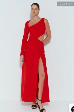 VESTIDO LONGO COM ABERTURA LATERAL E DETALHE NO OMBRO VERMELHO